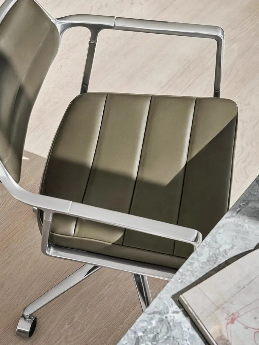 VIPP453 Swivel+ Chair m/sort stel & hjul, sort læder fra Vipp