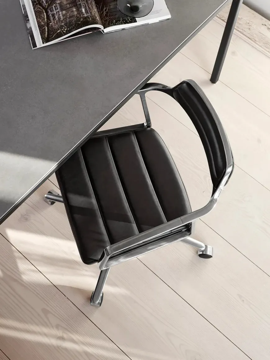 VIPP452 Swivel Chair m/sort stel & hjul, sort læder fra Vipp
