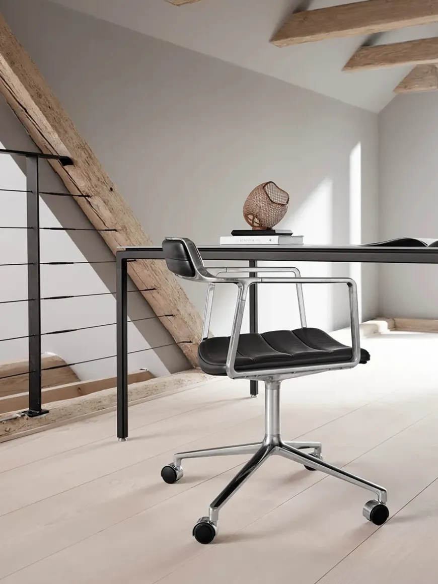 VIPP452 Swivel Chair m/sort stel & hjul, sort læder fra Vipp