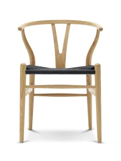 Y-stol CH24, Eg lak med sort flet af Hans J. Wegner