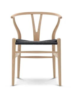 Y-stol CH24, Eg lak med sort flet af Hans J. Wegner