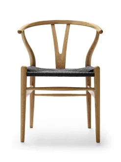 Y-stol CH24, eg olie med sort flet af Hans J. Wegner
