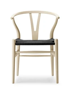 Y-stol CH24 Soft Barley med sort flet af Hans J. Wegner