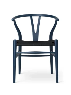 Y-stol CH24 Soft Blue med sort flet af Hans J. Wegner