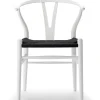 Y-stol CH24 Soft Natural White med sort flet af Hans J. Wegner