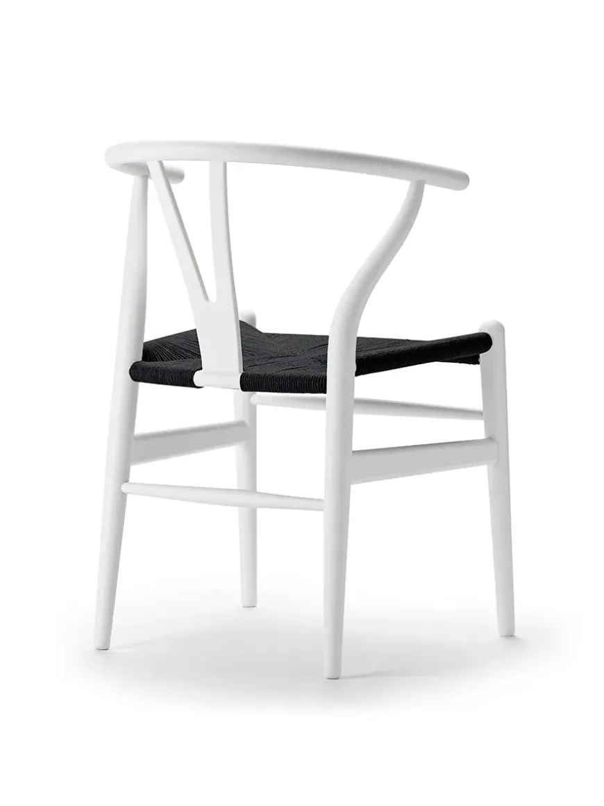 Y-stol CH24 Soft Natural White med sort flet af Hans J. Wegner