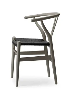 Y-stol CH24 Soft Natural White med sort flet af Hans J. Wegner