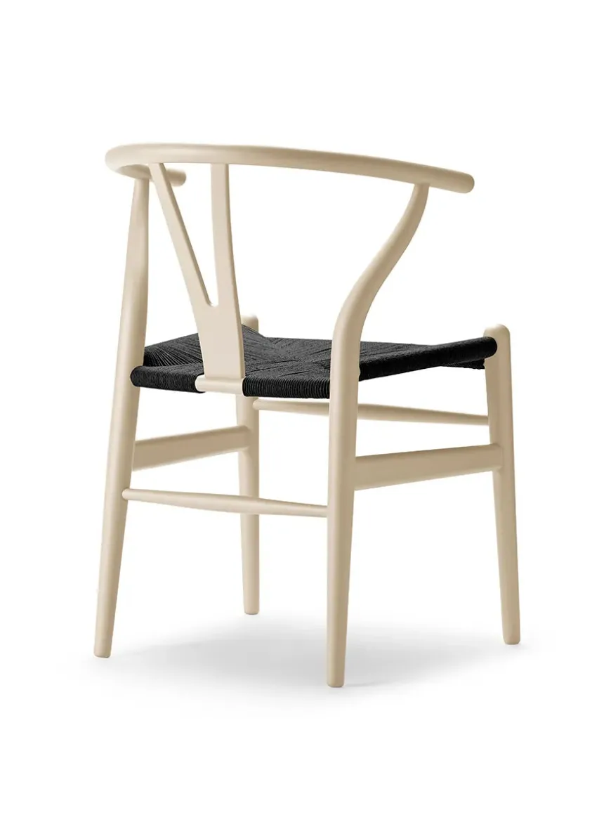 Y-stol CH24 Soft Natural White med sort flet af Hans J. Wegner